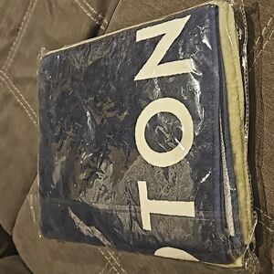 LAST ONE!! Peloton set of 3 sweat towels new